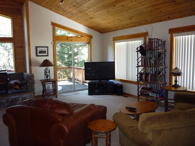 This Truckee rental is located at 14072 PATHWAY.
